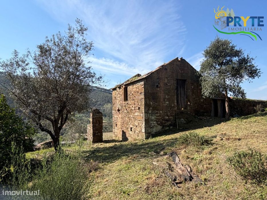 Ruína em pedra de xisto com boas vistas sobre a Aldeia e a Ribeira
