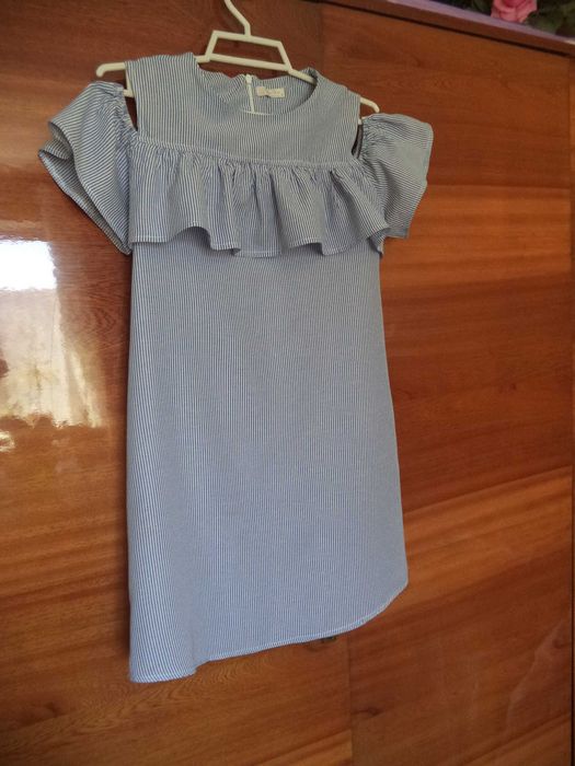 Платье х/б воздушное на 8-9лет, длина 68см в голубую полоску. Венгрия