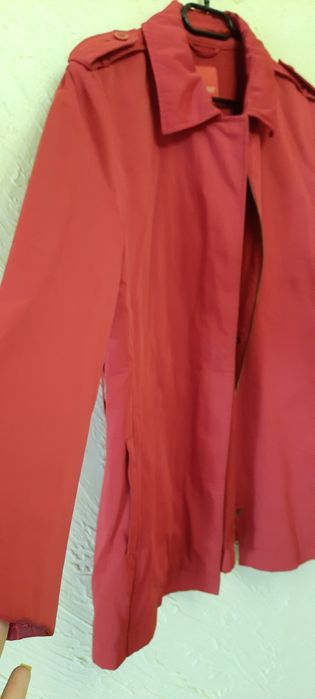 Czerwona kurtka wiosenna