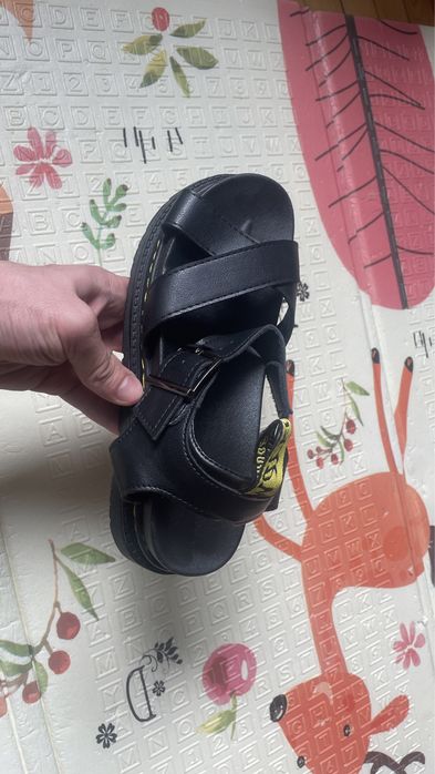 Босоніжки в стилі Dr. martens