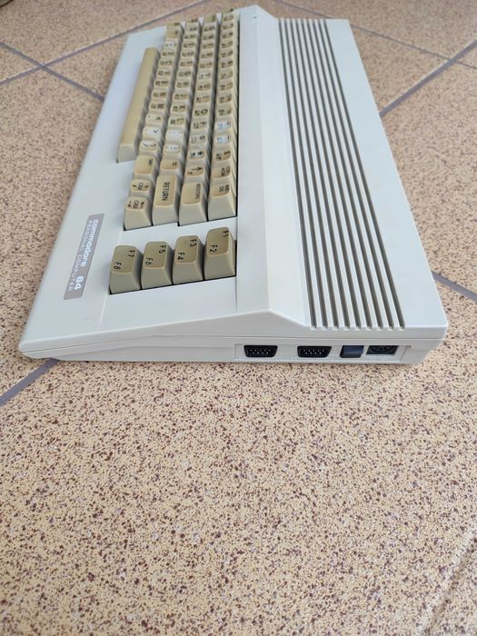 Commodore C64 kompletny zestaw z grami cartridge Tapecart stan bdb, sprawny.