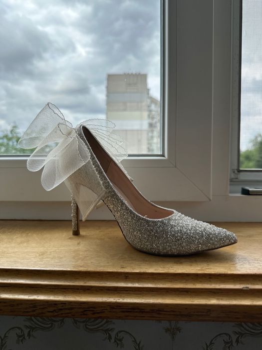 Весільні туфлі з бантами