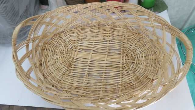 Tabuleiro em vime com pegas