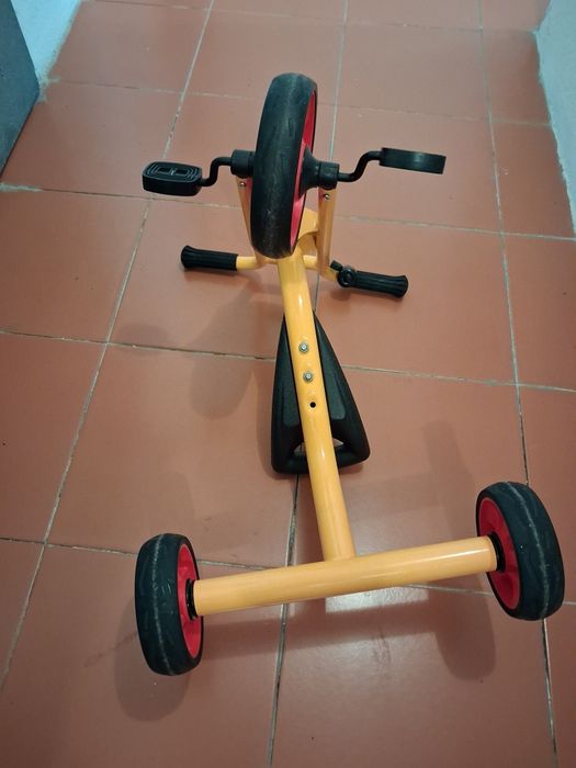 Triciclo praticamente novo