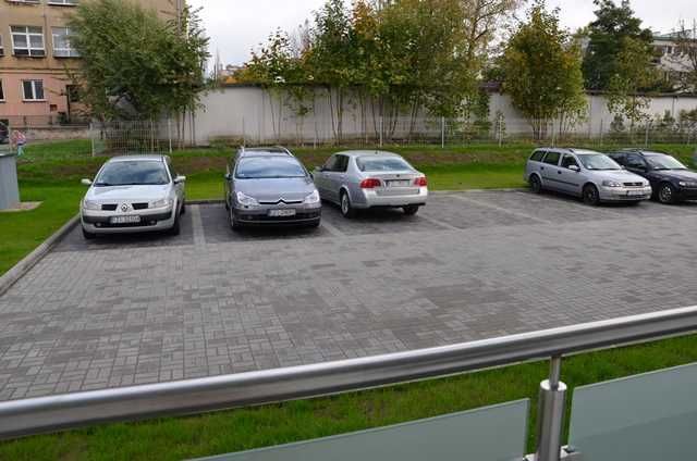 Kawalerka z miejscem parkingowym 350m od Focusa, blisko UZ i szpital - Więcej