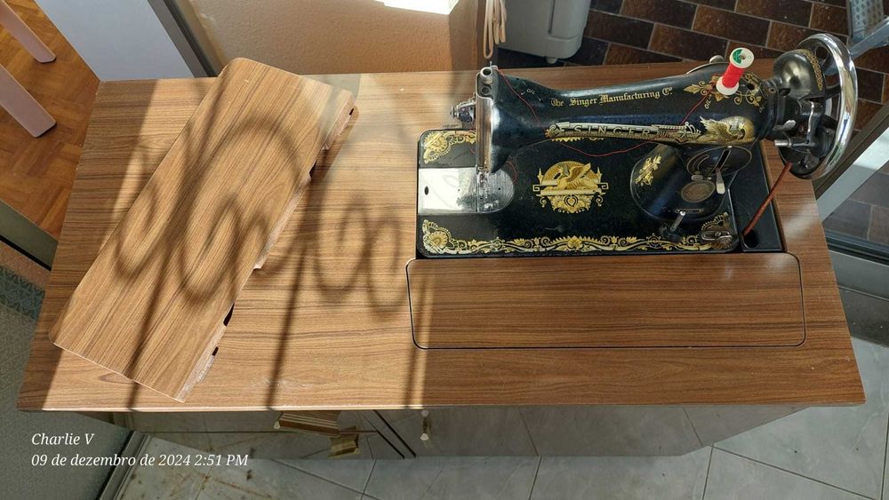 Máquina de Costura Singer 15K com móvel