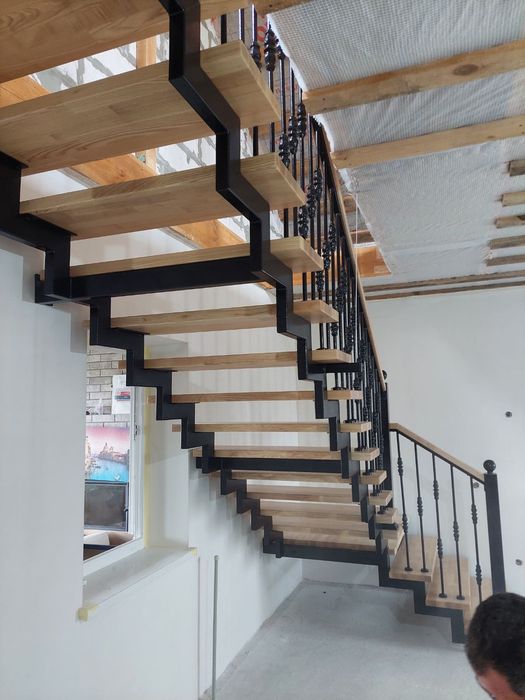 Сходи ЛОФТ на металевому каркасі перила ступені дуб ясен бук сосна