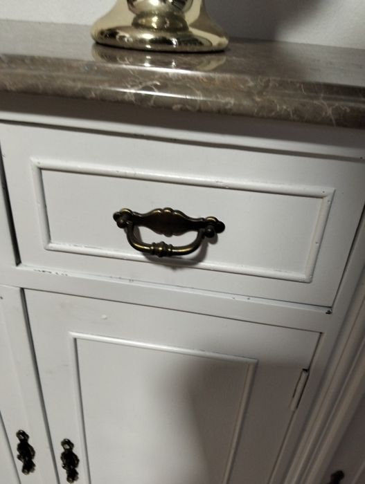 Sapateira lacada em branco