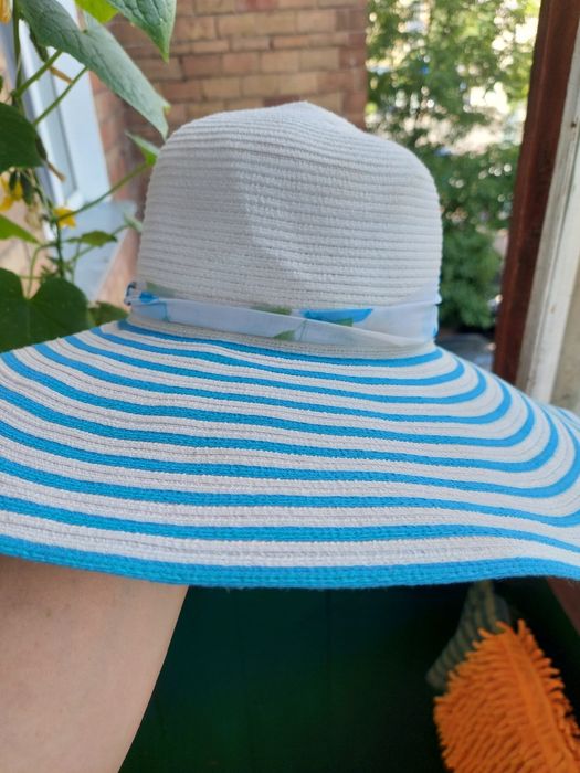 Пляжная красива шляпа