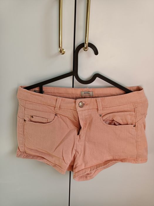 Pomarańczowe krótkie spodenki Bershka