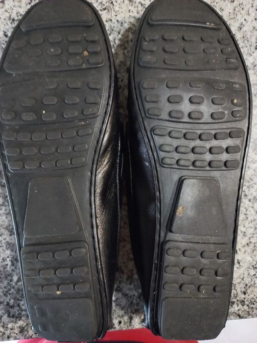 Sapatos pretos em pele