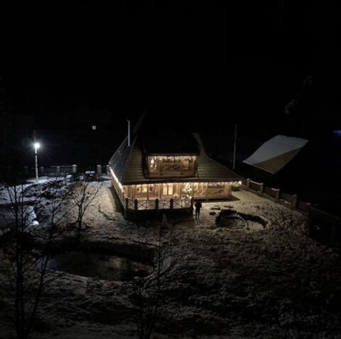 Продаж  дизайнерського будинку в Карпатах з великою ділянкою