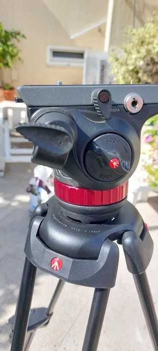 Tripé profissional Manfrotto 546B com cabeça fluída MVH502A