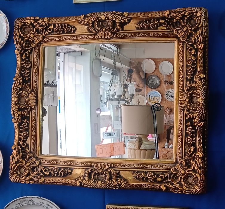 Espelho dourado em gesso