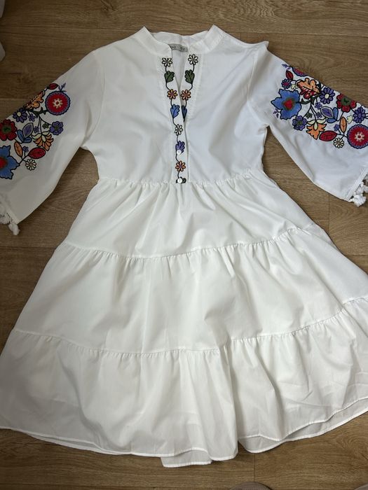 Біла вишита сукня XS