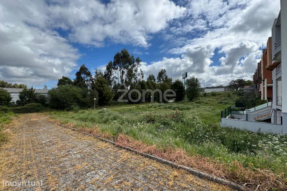 Lote de terreno, para construção de moradia, em Santa Maria de Lamas