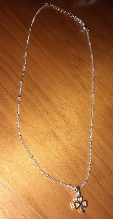 Colar prateado com flor