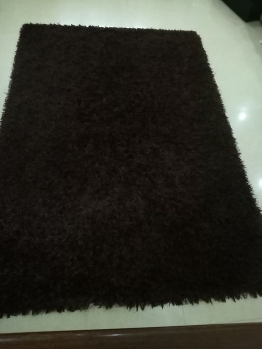Carpete de sala cor castanho