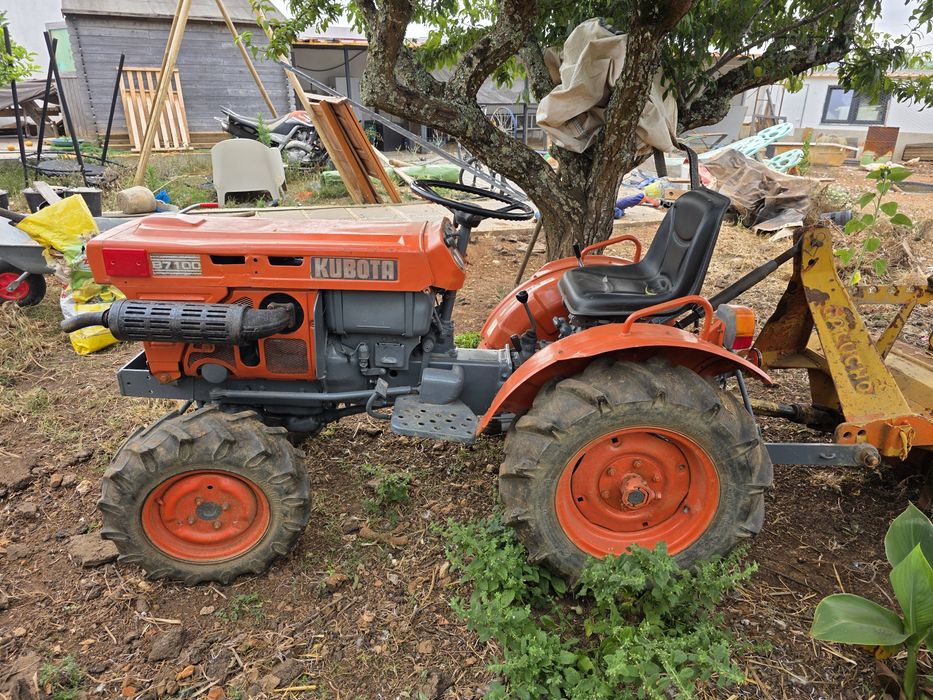 Trator Kubota B7100 4x4