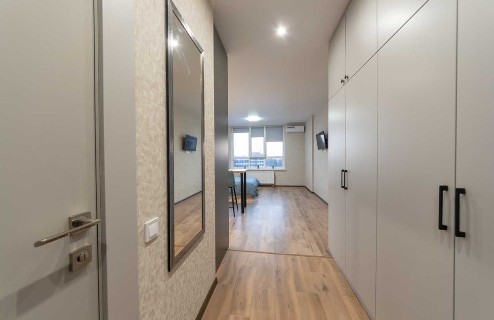 Оренда подобово - затишний смарт із ванною, біля метро. Світло 24/7.