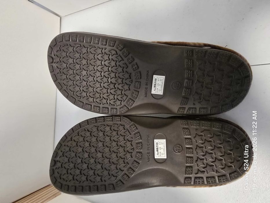 Chinelos de homem, novos