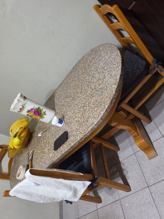 Vendo mesa de cozinha com 4 cadeiras em ótimo estado