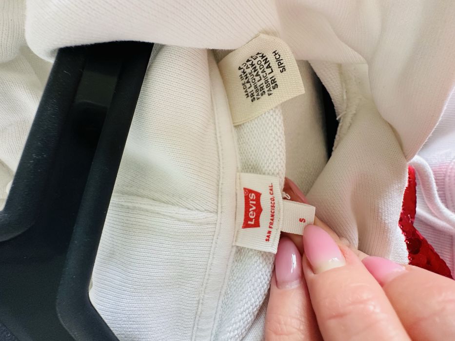 Bluza Levi’s biała z kapturem czerwone cekiny rozm.S