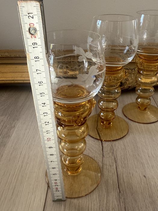 Kryształowe stare piękne duże kieliszki