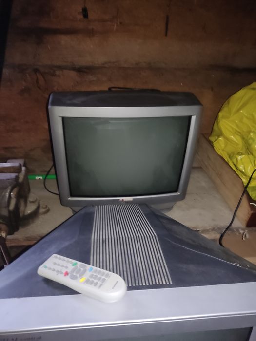 Телевізори,пілесос,диван