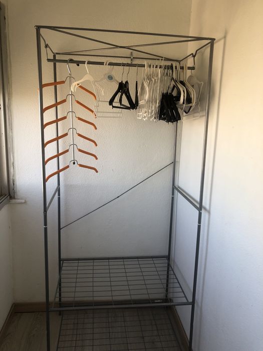 Cama casal e pin metal e brancos novos e dois móvel cabides muito bons