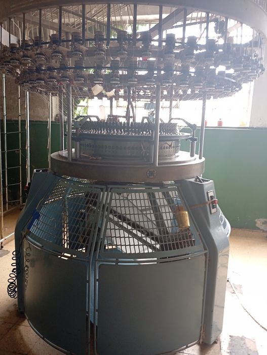 Vários teares circulares plush