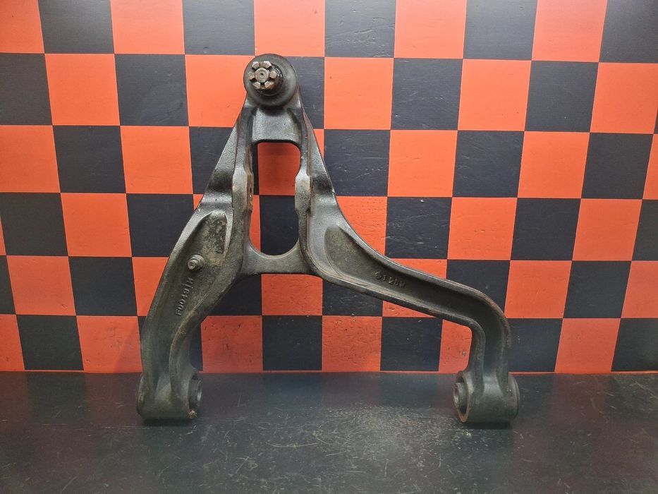 Braço de suspensão frente direito MITSUBISHI TRUCKS Canter