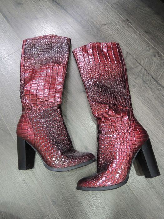 modne nietuzinkowe kozaki na obcasie wężowy wzór bordowe 36 37