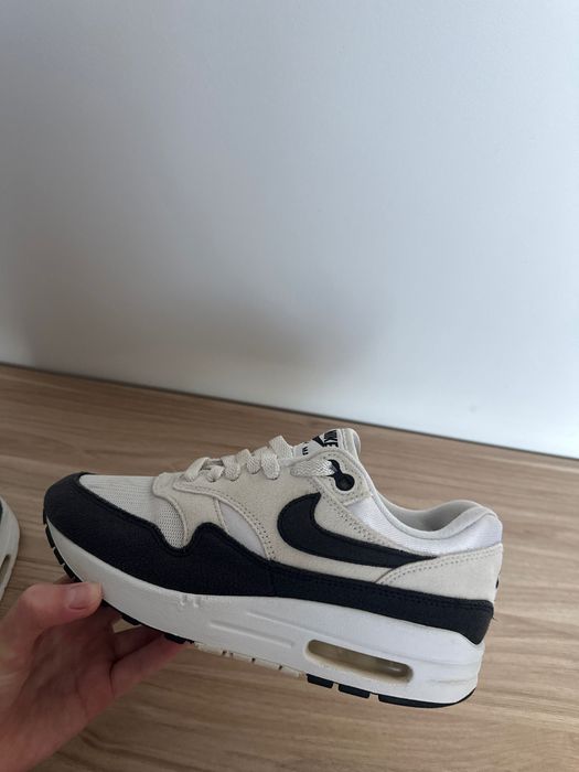 Продаж кросівок Nike