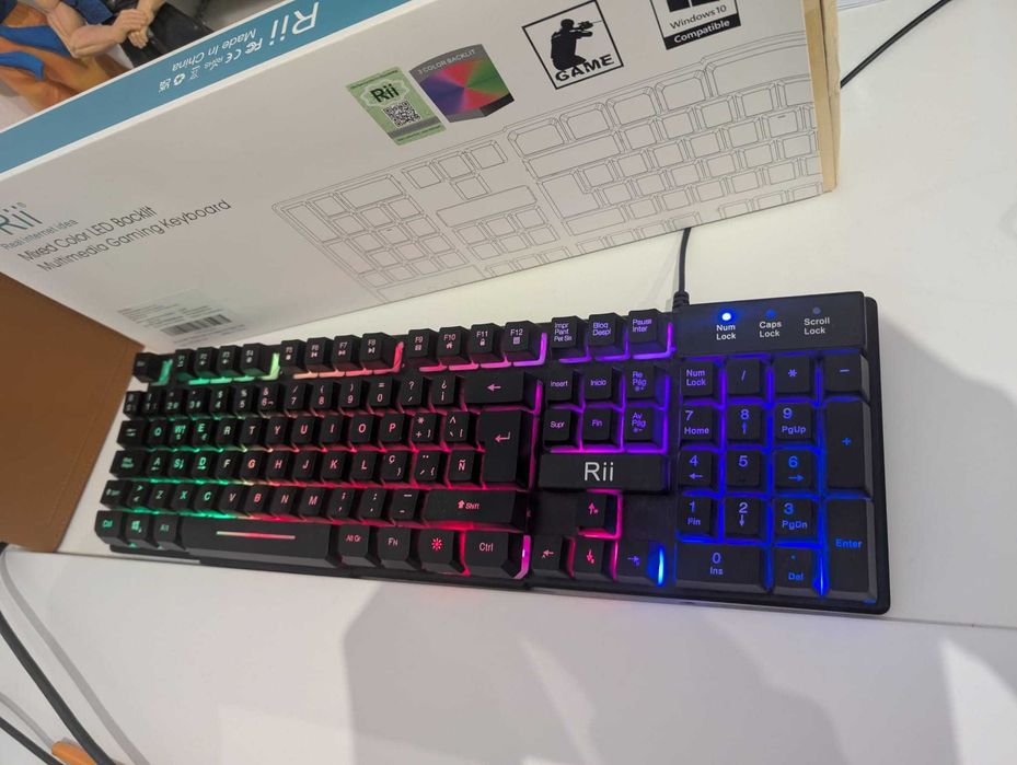 Gaming Keyboard with LED Lights (Like New)64752391788929124