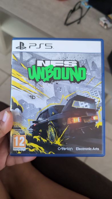 Ps5, 2x comandos, 4x jogos físicos, base de carregamento.
