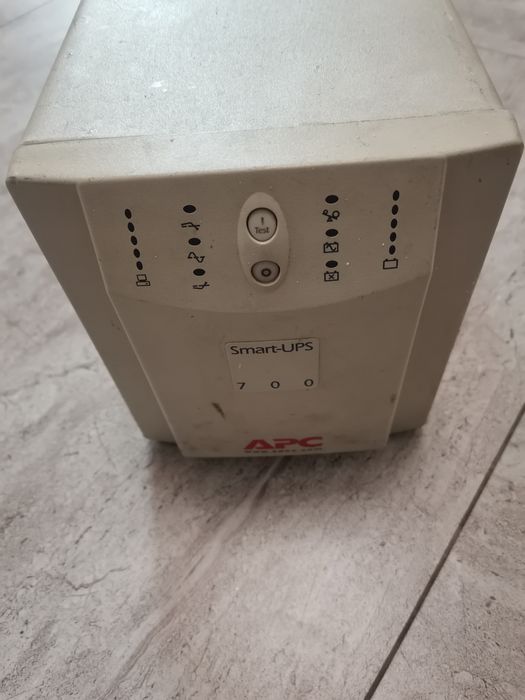 Бесперебойник ИБП APC Smart UPS 700 SU700INET