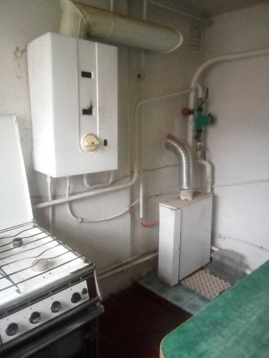 Продам будинок із земельною ділянкою та гаражем