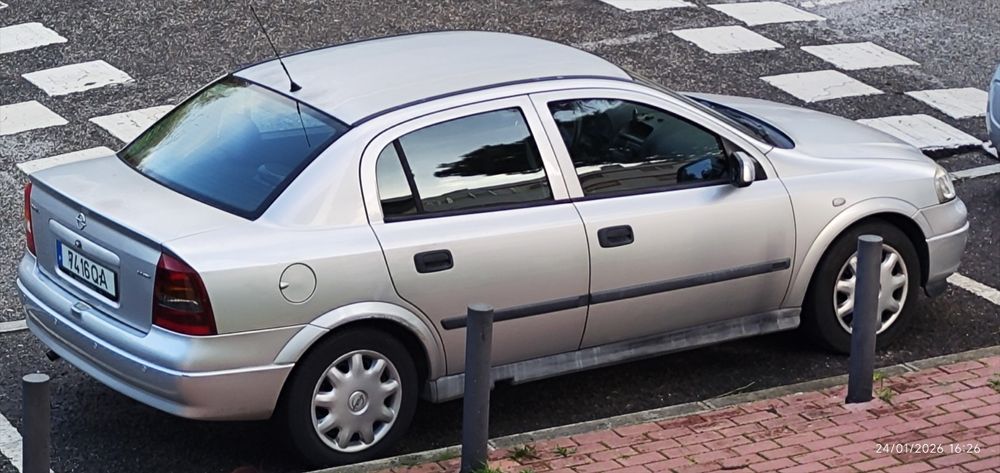 Vendo Opel Astra G, ano 2000, versão berlina de 4 portas, cor prateada