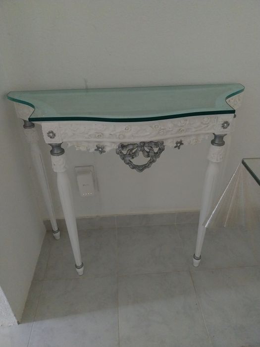 Mesa estilo credencia com tampo em vidro