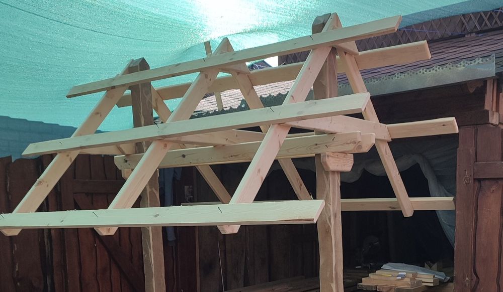 Стіл садовий під дахом