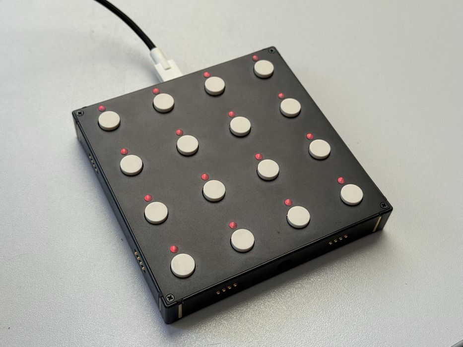 Intech Studio TEK2 EF44 BU16 midi kontroler