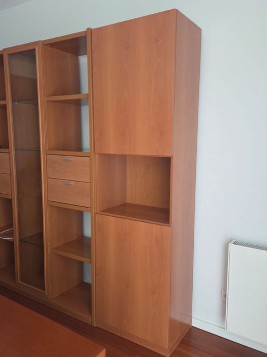 Conjunto de móvel de sala e mesa de centro em madeira