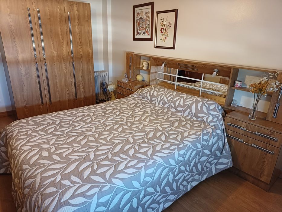 Alugar quarto a estudante universitária
