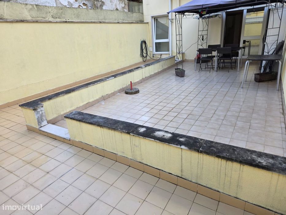 Apartamento T0, com Terraço e mobilado
