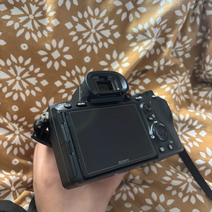 Sony A7III + lente 28-70mm + extras com apenas 6118 disparos