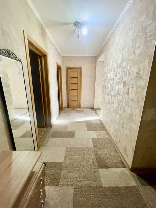 Продам великогабаритну трикімнатну квартиру. Центр. Закритий двір .