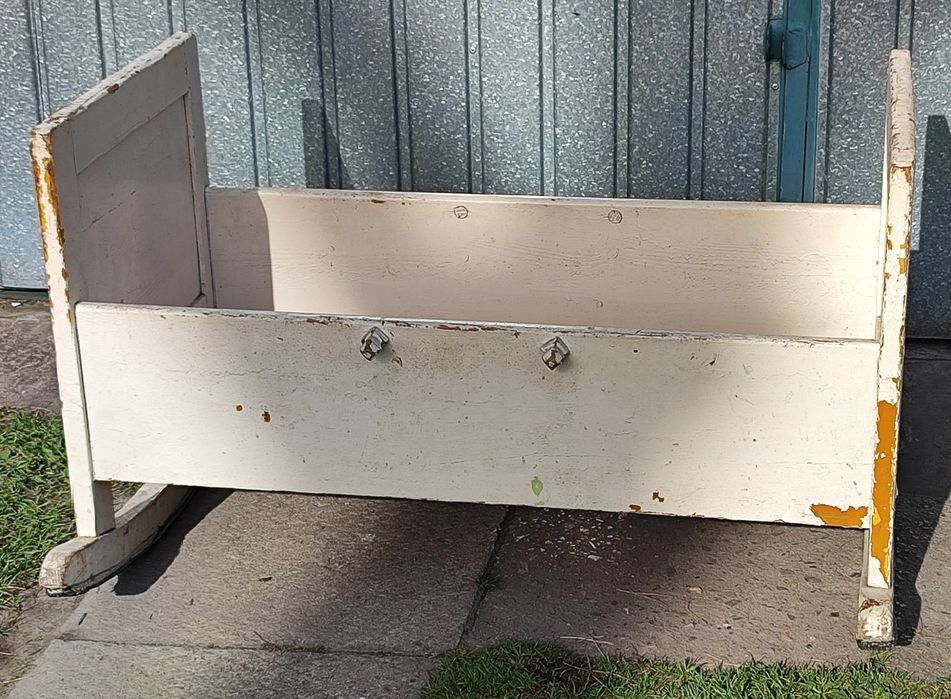 Stara drewniana kołyska ludowa