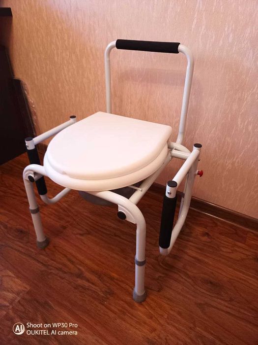 Стілець-туалет із регульованими  відкидними підлокітниками-стан новий.