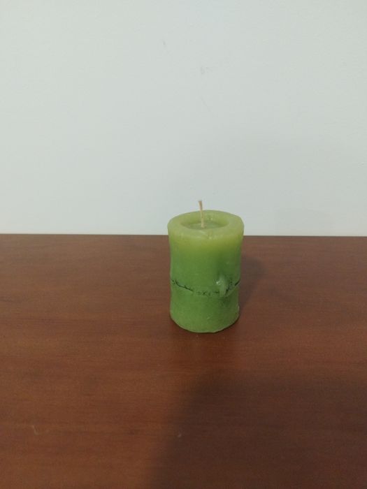 Vela decorativa em formato de bambu